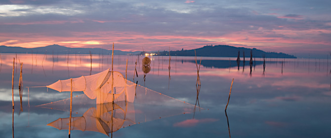 Vakantie aan het Lago Trasimeno: reserveringen, last minute aanbiedingen, hotelvakanties, hotels, agriturismos, country houses, campings, jeugdherberg, bed and breakfast, vakantiehuizen, appartementen en kamers aan n van de mooiste en beroemste meren van Itali. Lago Trasimeno, Trasimeense Meer Perugia, Umbria